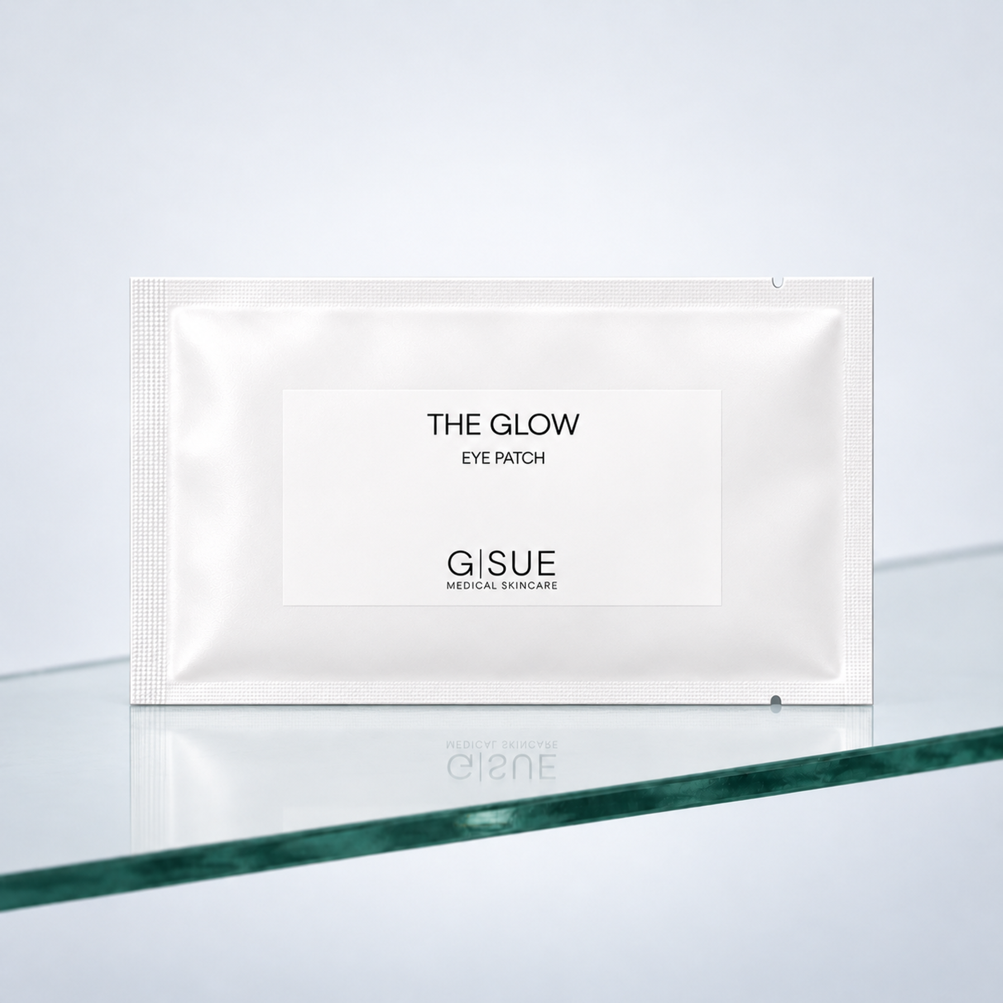 Eye Patches The Glow von G|SUE: weißes Sachet auf einer Glasablage